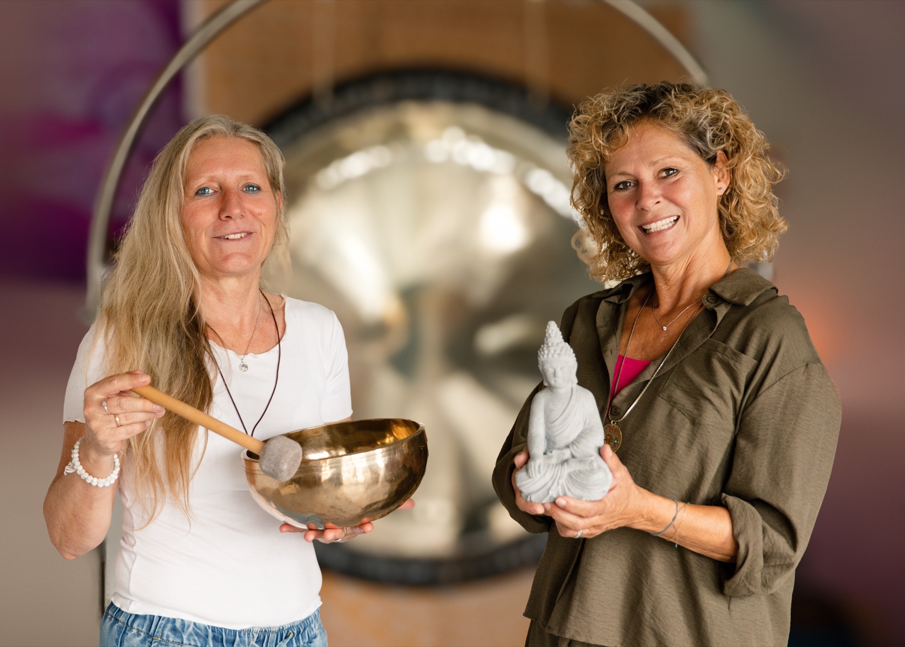 Angela Zimmermann und Thera van Beurden mit Klangschale und Buddha-Figur